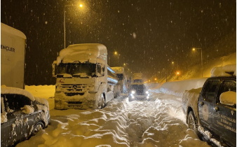 Snow halts flights at Istanbul Airport and closes motorways